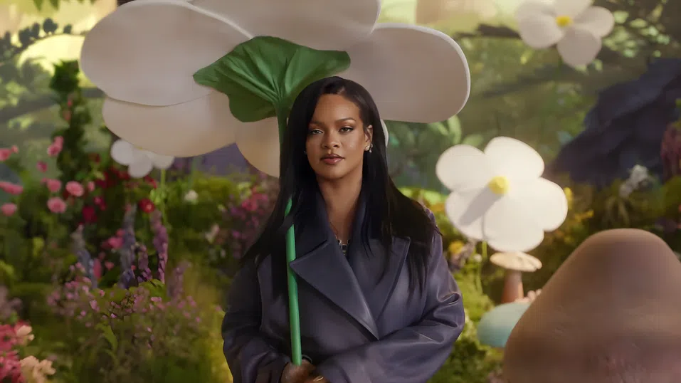 Музикалното завръщане на Риана: В ролята на Смърфиета