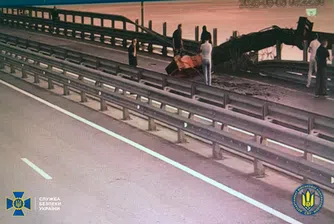 Украйна удари Кримския мост с подводни експлозиви