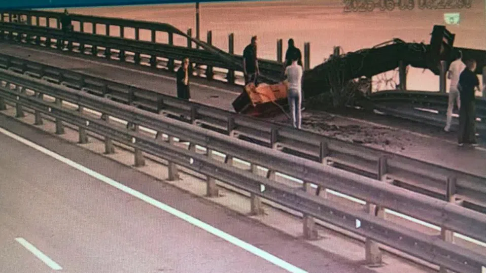 Украйна удари Кримския мост с подводни експлозиви