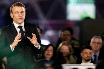 „Украйна гори, бизнесът продължава“: Активисти "отвлякоха" восъчната фигура на Макрон в знак на протест