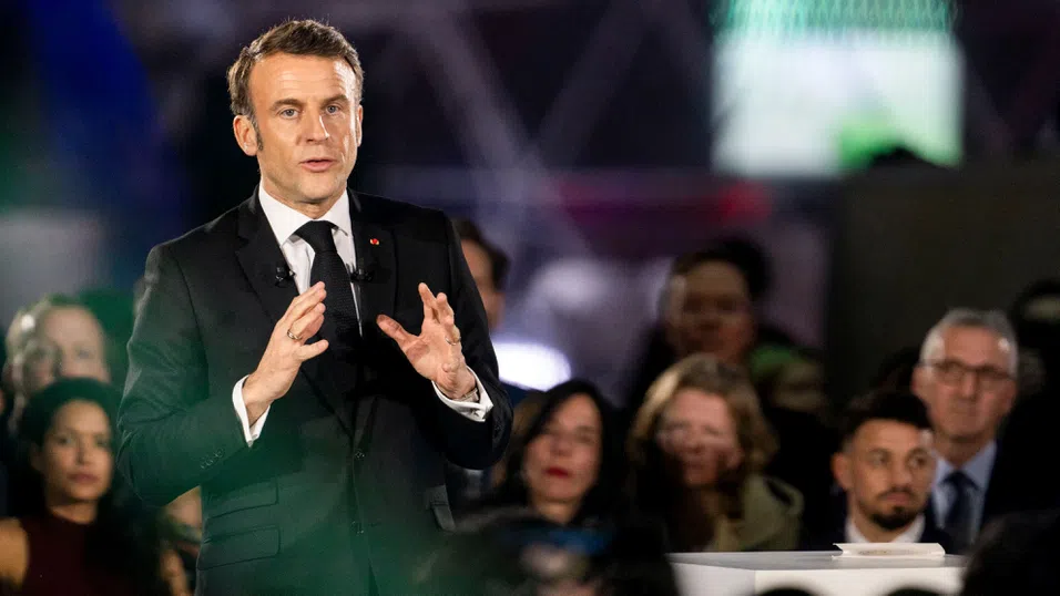 „Украйна гори, бизнесът продължава“: Активисти "отвлякоха" восъчната фигура на Макрон в знак на протест