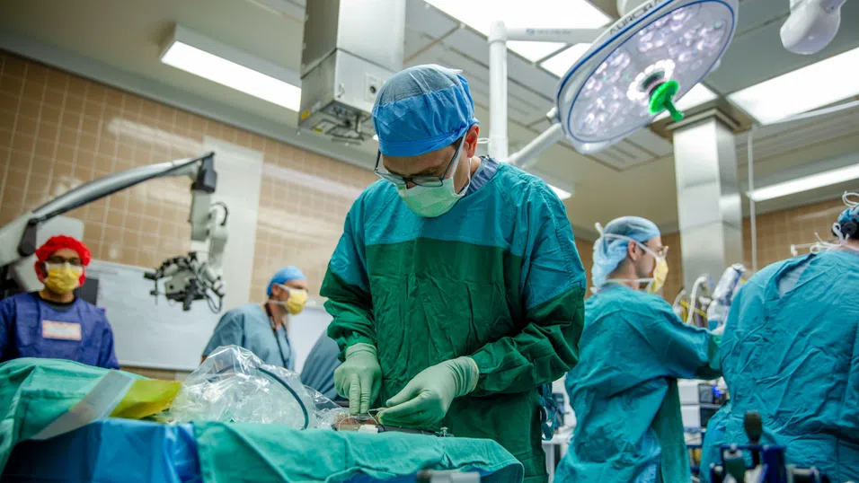 Да четеш между невроните: Как един чип може да възстанови комуникацията