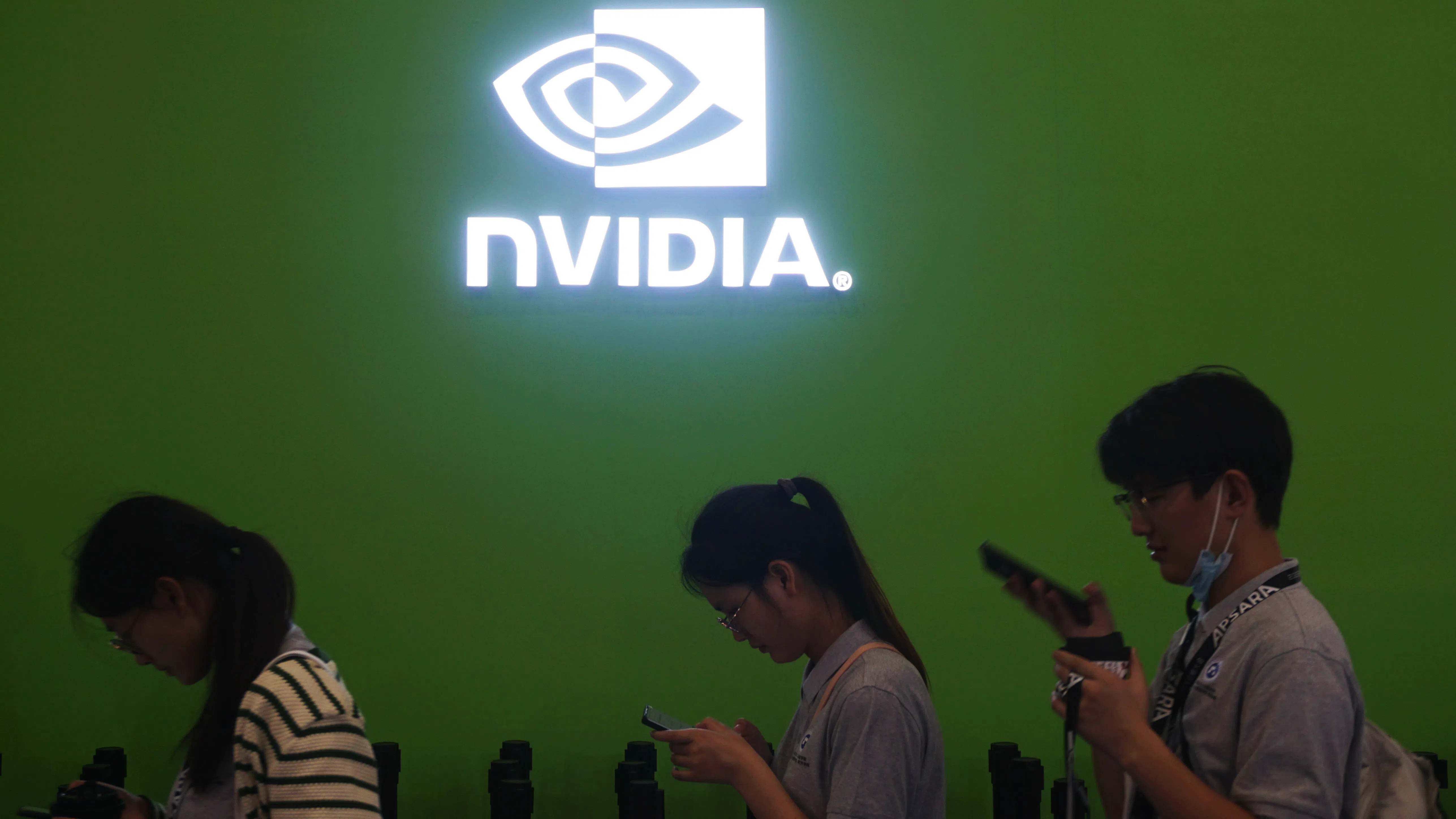 Винаги има начин: Нелегалната мрежа, по която чиповете на Nvidia се промъкват в Китай