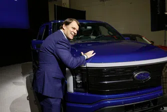 Шефът на Ford предрича, че изкуственият интелект ще замени „буквално половината от всички бели якички в САЩ“
