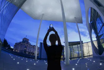 Война, инфлация, климатични заплахи: Може ли Gen Z да поправи „счупените системи“