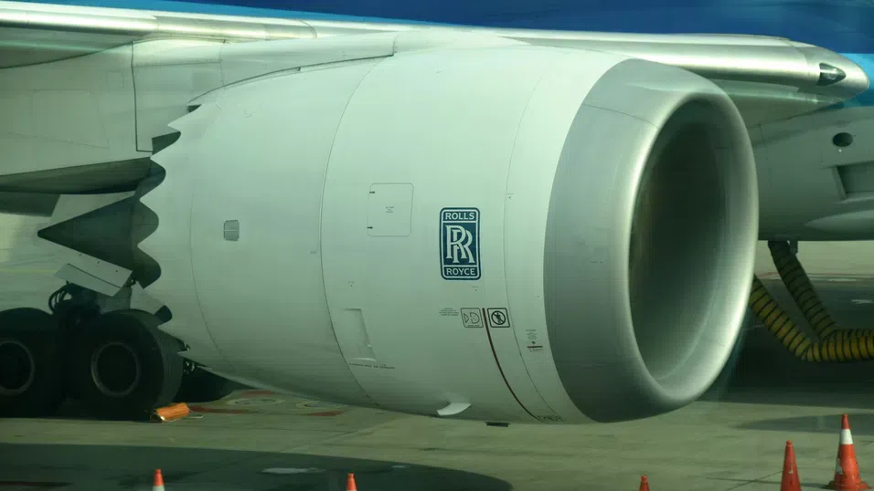 Проблемен двигател на Rolls-Royce води до масово отменяне на полети