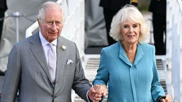 Токчето на Камила и уискито за „лека нощ“ на Чарлз: Нова книга разкрива кралски тайни на Острова