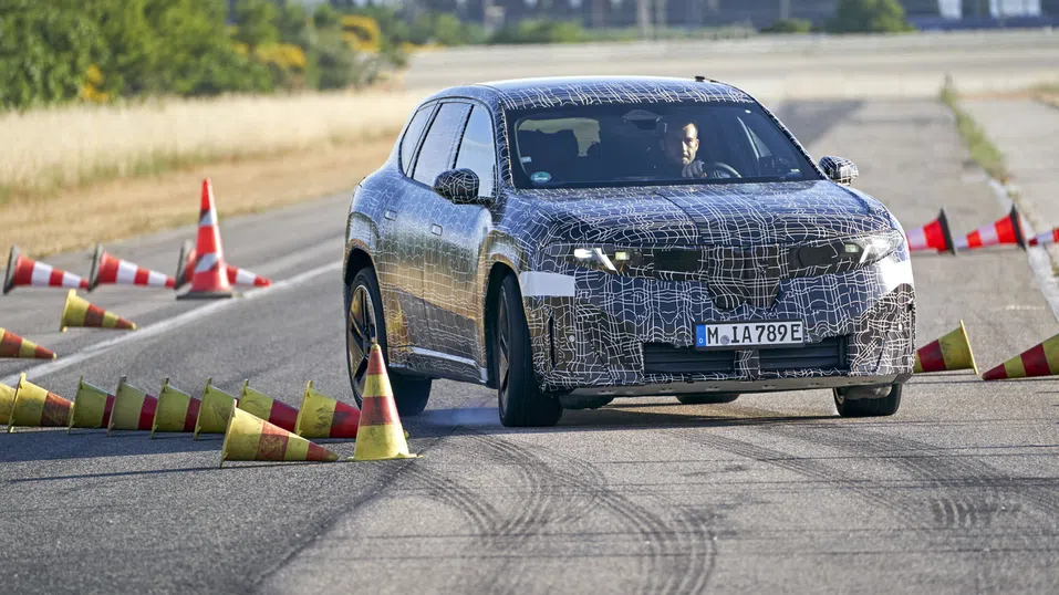 BMW представя електромобили със „супермозък“ в опит да предизвика китайските си конкуренти