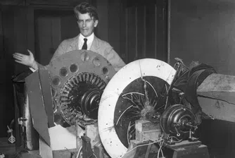 През 1925 г. шотландският инженер Джон Лоджи Беърд осъществява първото предаване на движещ се образ. И предсказва: Един ден във всеки дом ще има телевизор