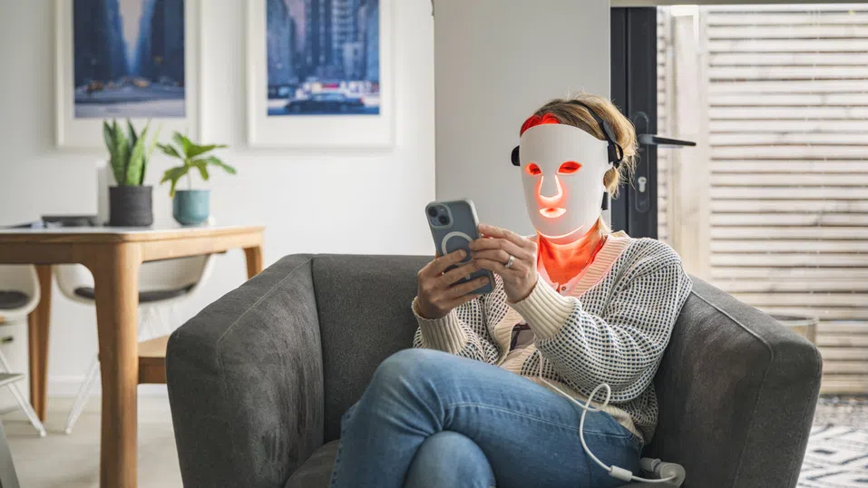 Просто червена светлина или тайната на вечната младост? Новата мания в козметиката