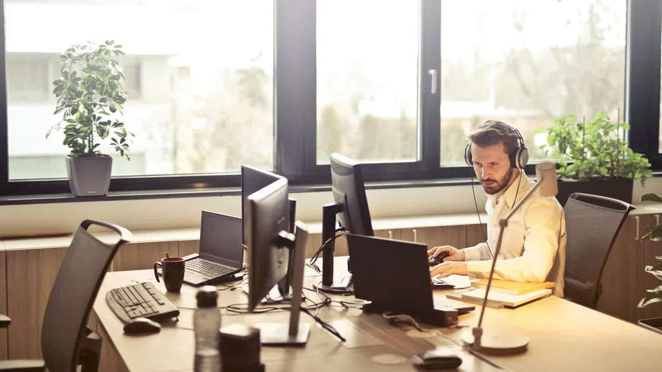 Хибриден модел в постпандемията: Колко дни ходят в офиса британските служители