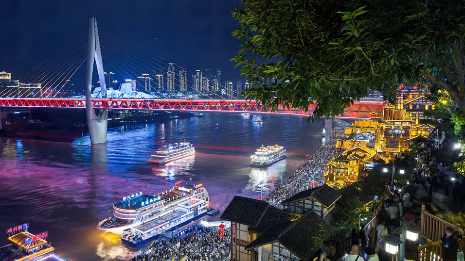 Да се влюбиш в Чунцин - китайският киберпънк мегаполис, който изглежда като научна фантастика