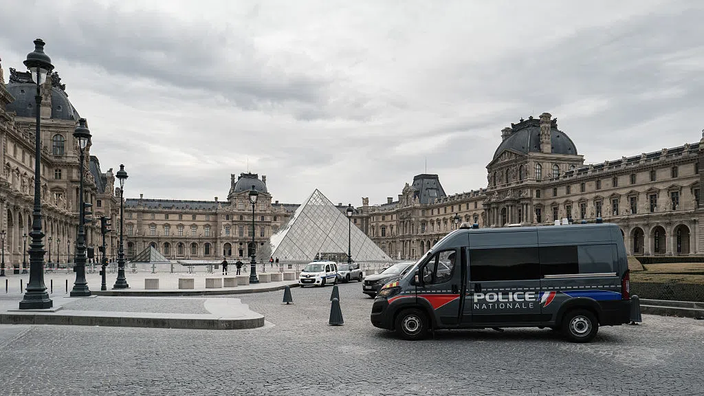 Парижката прокуратура: Обирът в Лувъра не е свързан с организираната престъпност