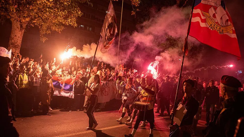 Сблъсъци между протестиращи и привърженици на Вучич в сръбската столица