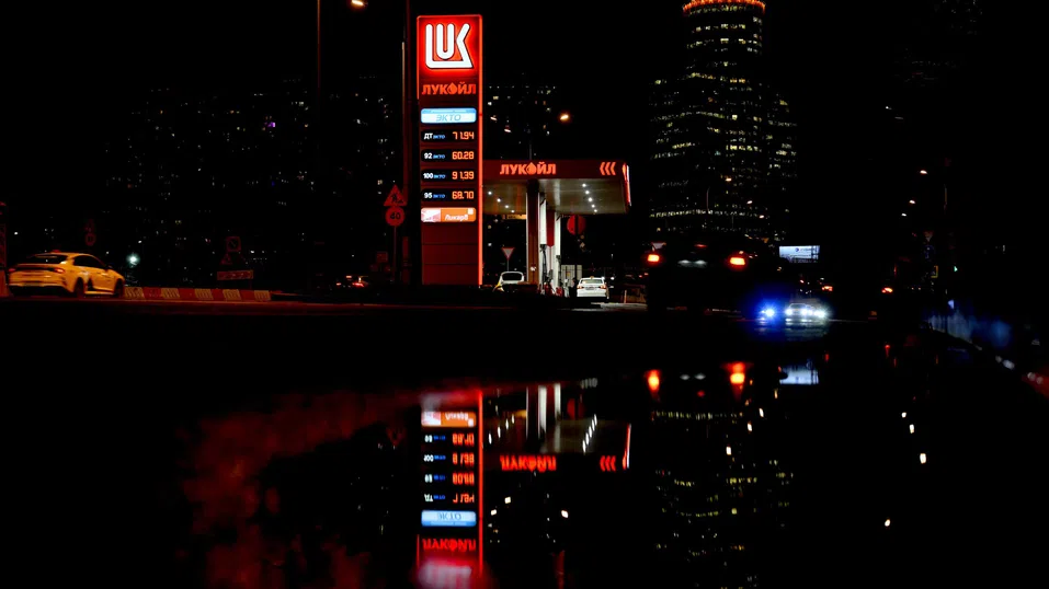 Бившият собственик на Pornhub на прицел към „Лукойл“