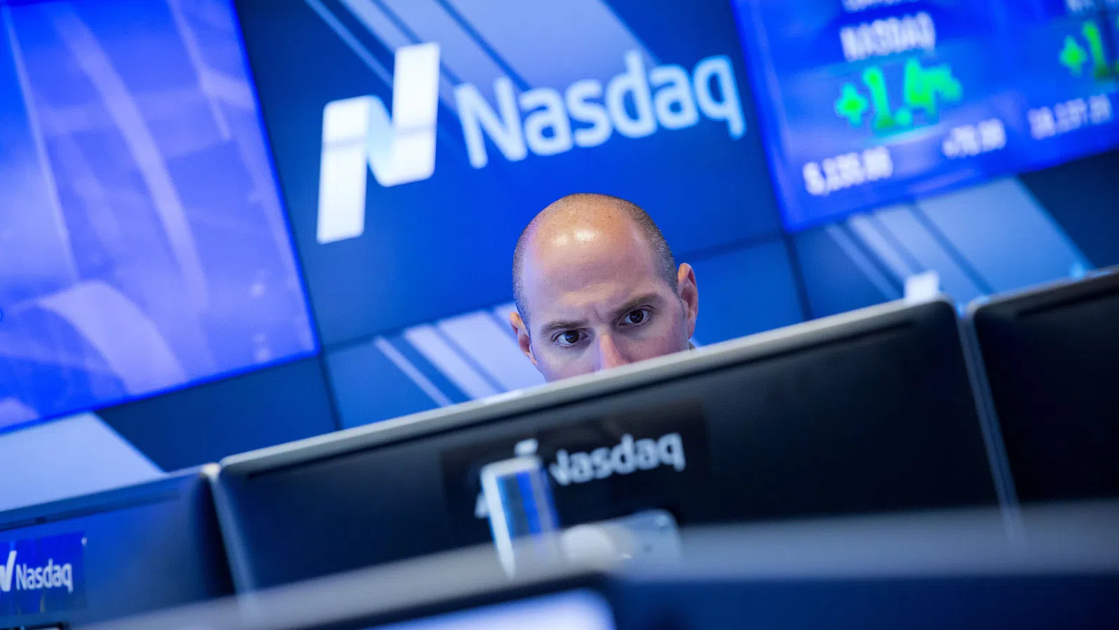 Уолстрийт затвори нагоре, технологичните и крипто акции се възстановиха