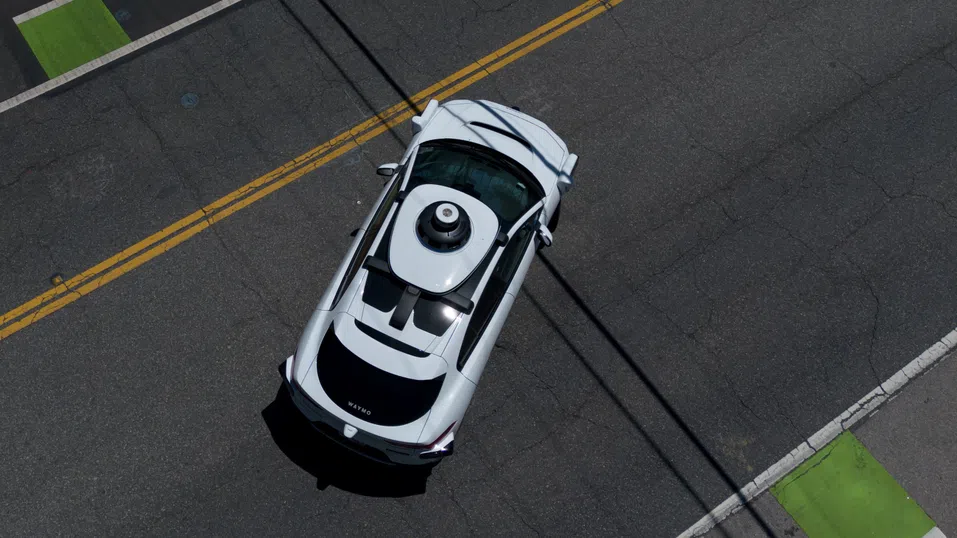 (Не)любезният Jaguar: Автономните коли на Waymo вече се държат като таксиметрови шофьори