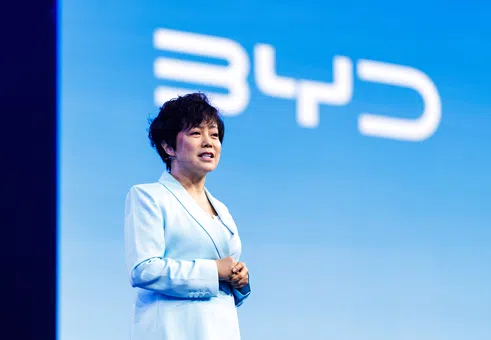 Вицепрезидентът на BYD: Бързото зареждане и европейските фабрики са ключови за EV състезанието