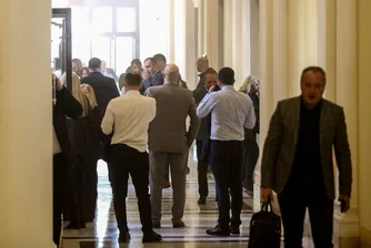 Двама сръбски депутати се борят за живота си след димни бомби и бой в Скупщината