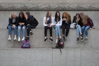 Успешна ли е първата в света забрана на социалните мрежи за деца под 16 години три месеца след въвеждането ѝ?