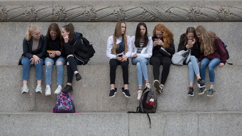 Успешна ли е първата в света забрана на социалните мрежи за деца под 16 години три месеца след въвеждането ѝ?