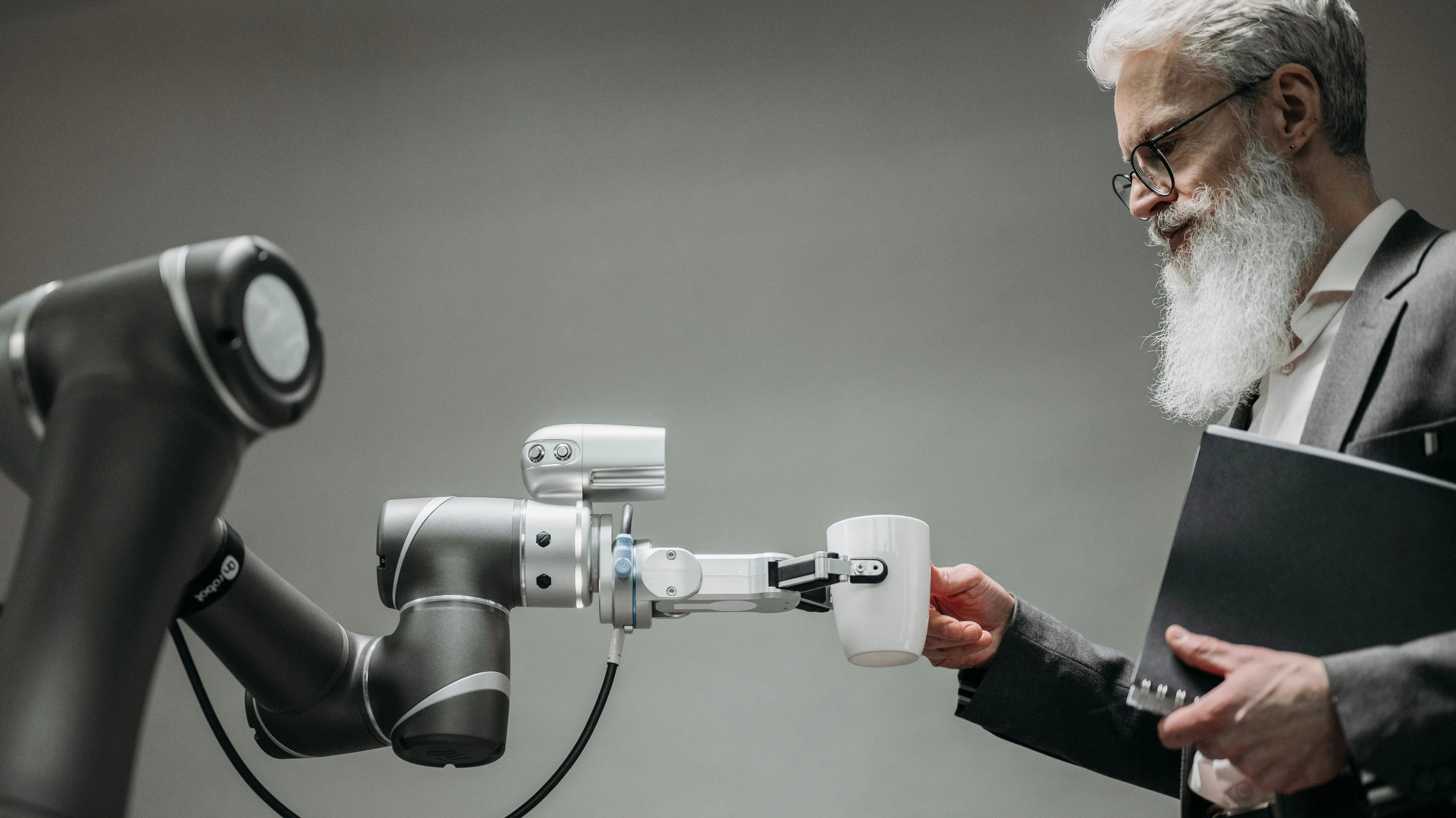 Домашен робот, който ви следва по петите: Новата мисия на Apple