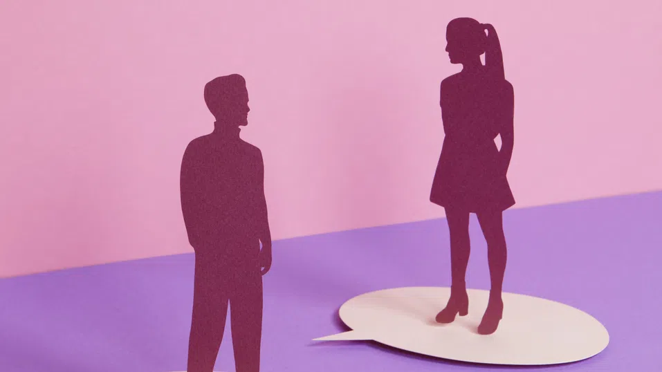 Тя е просто „инфлуенсър“, а той „създател на съдържание“ – и разбира се, печели повече