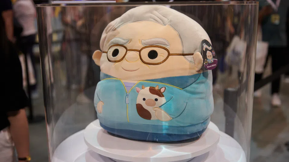 Плюшен Уорън Бъфет, болиди, камиони, „Алманахът на бедния Чарли“. Шопинг спектакълът на Berkshire Hathaway се разраства