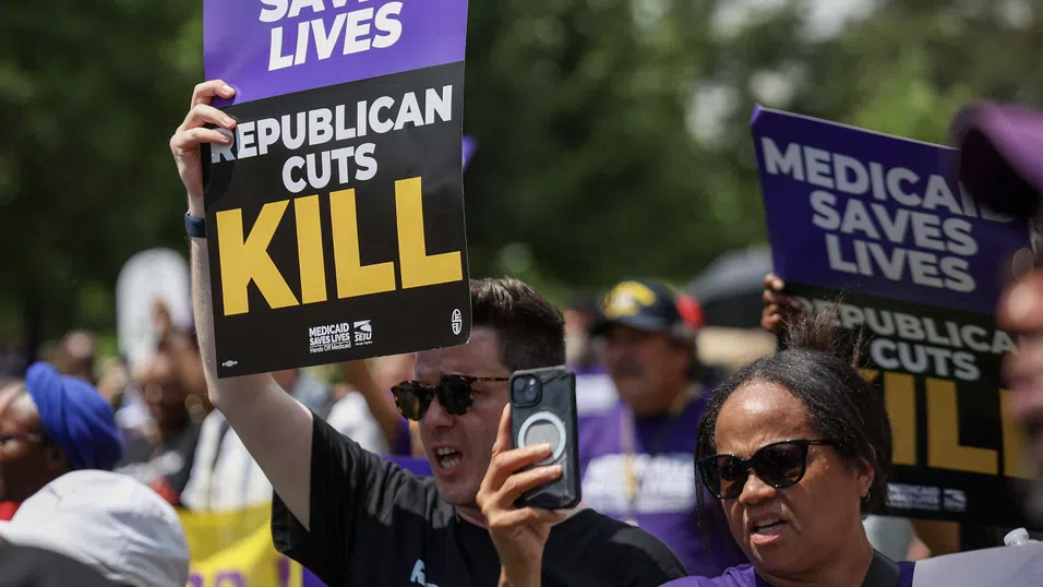 „Големият красив закон“ на Тръмп може да остави милиони без здравна осигуровка