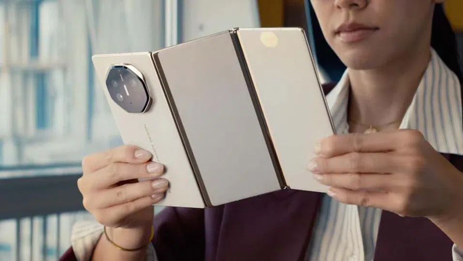 Huawei пуска на пазара втори сгъваем смартфон, с който се надява да затвърди завръщането си