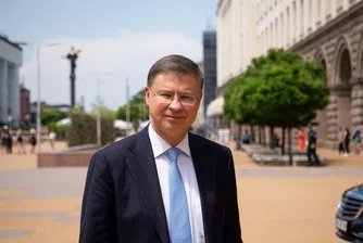 България се присъединява към еврозоната в сложен геополитически момент, когато светът става по-фрагментиран, по-конфликтен, заяви европейският комисар по икономика и производителност