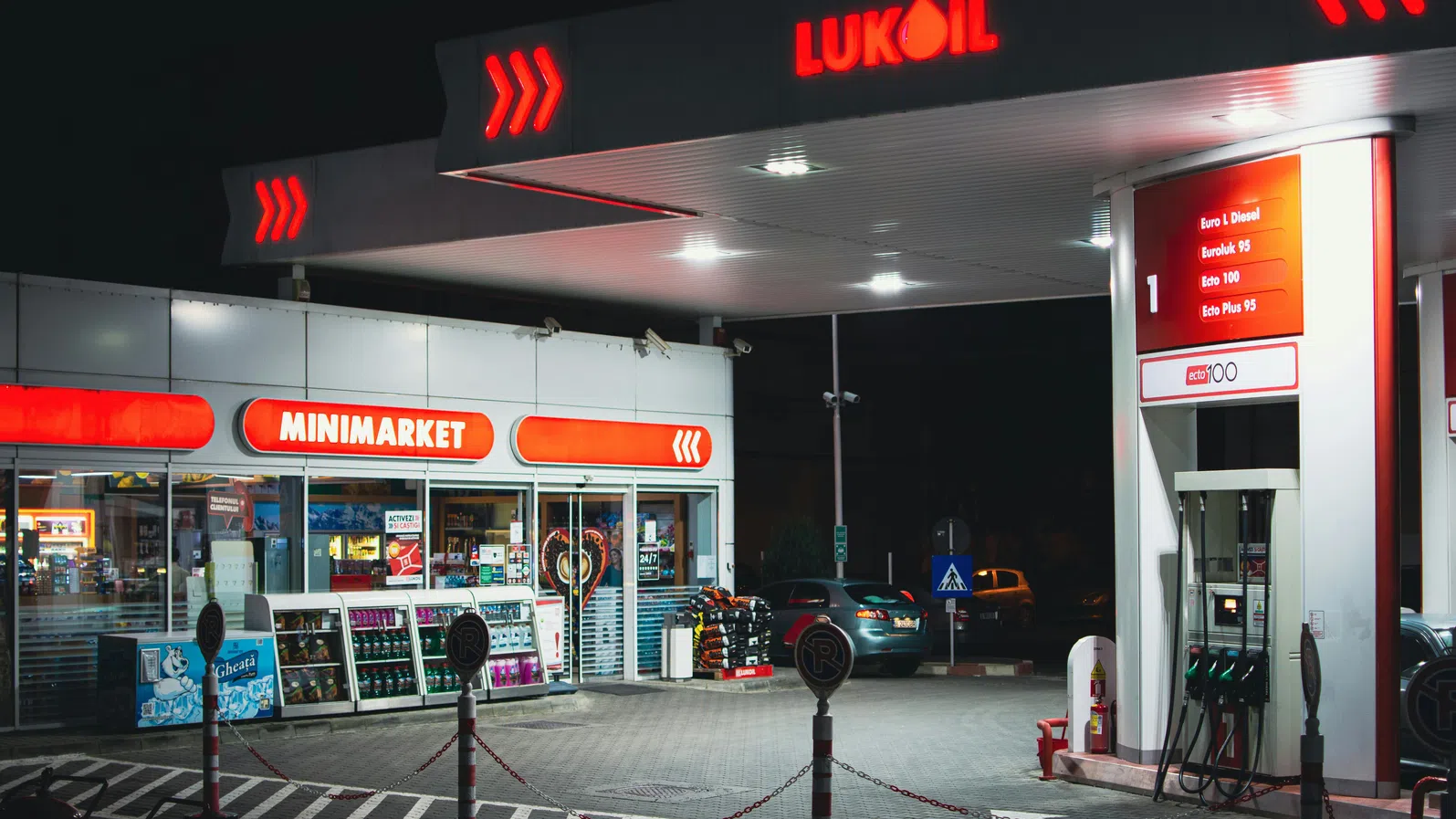 САЩ позволяват определени трансакции, свързани с бензиностанции на „Лукойл“ извън Русия