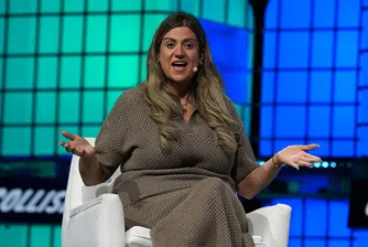 Собственикът на OnlyFans е обвит в тайни предприемач, който почти никога не се показва публично. Официално компанията има изключително малко служители. За тях също не се знае почти нищо, освен, че работят от Украйна