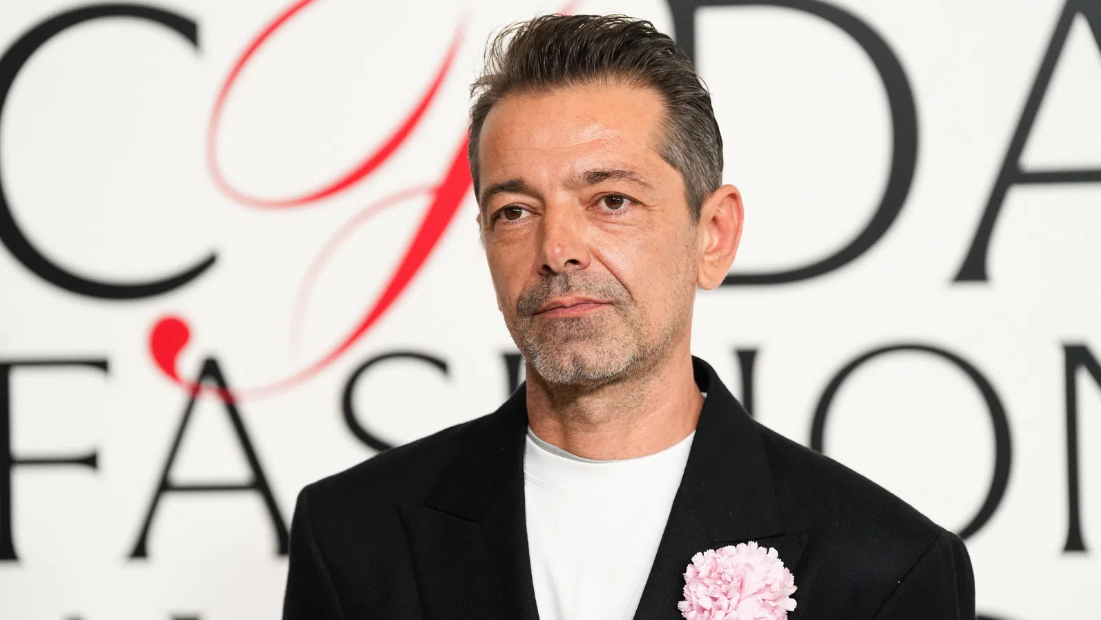 Твърде интелигентен за Versace? Питър Мюлиър отваря нова глава в  модната къща