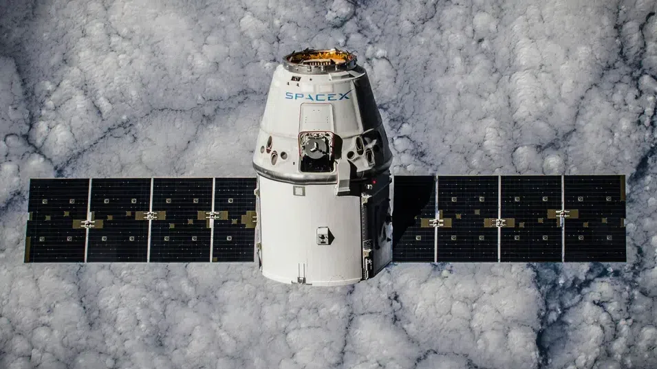 Милион спътника в орбита? Планът на SpaceX поставя нови въпроси за бъдещето на космическата инфраструктура