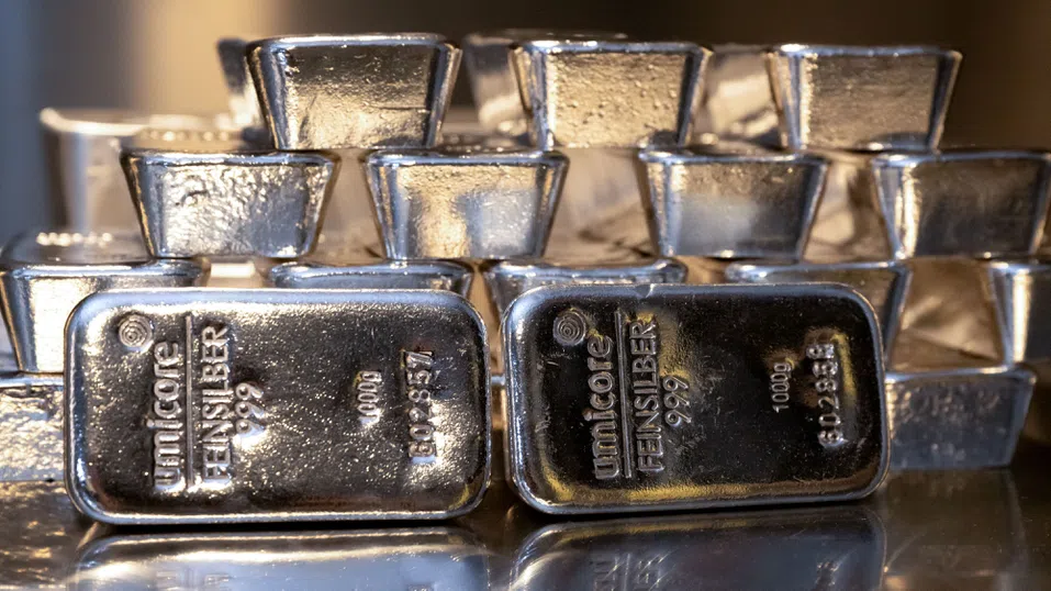 Среброто отново пое надолу с двуцифрен спад след неуспешен опит за отскок