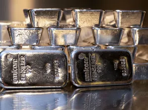 Среброто отново пое надолу с двуцифрен спад след неуспешен опит за отскок