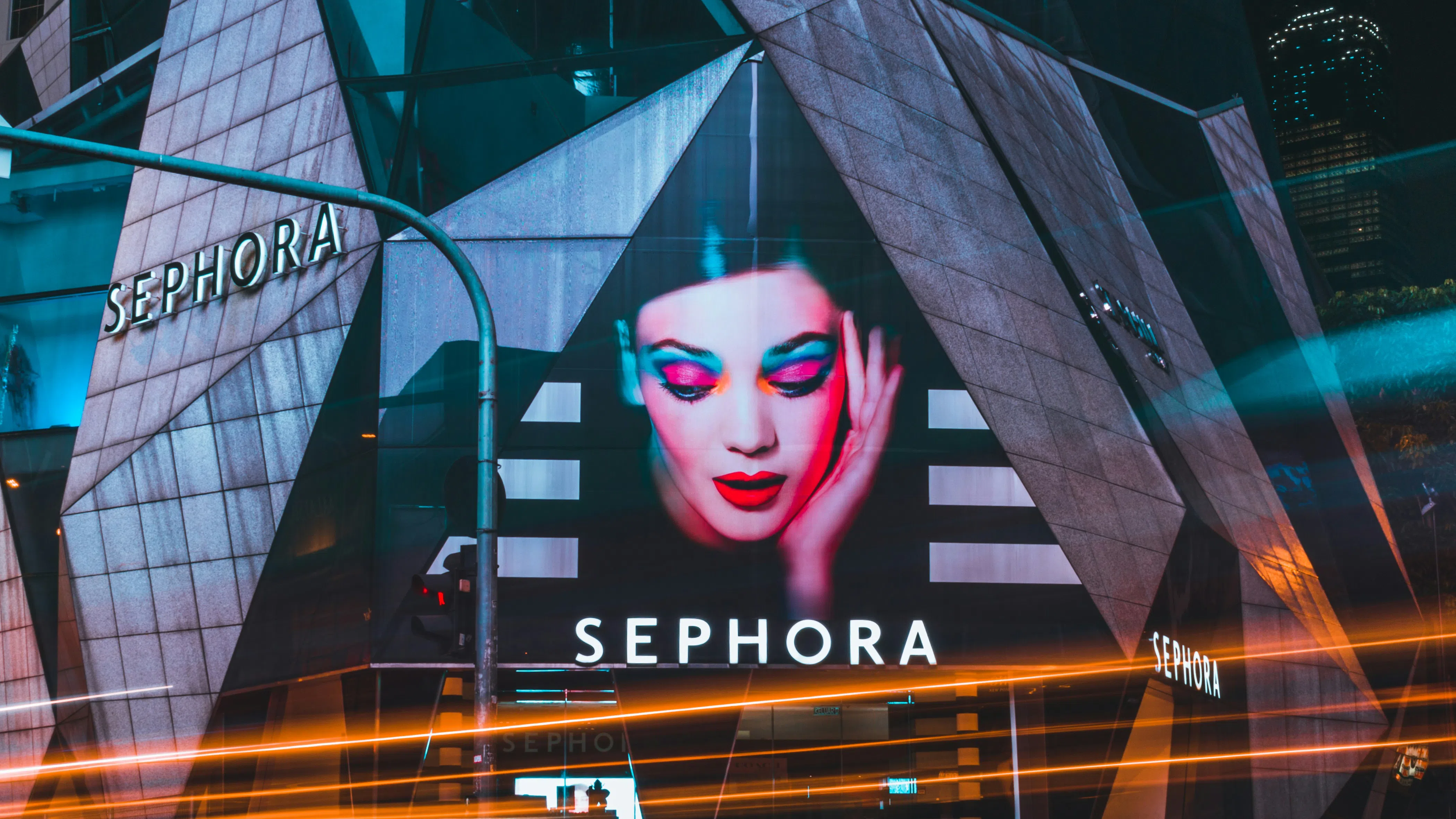 „Ефектът на червилото“ или как Sephora вдига продажбите в момент на криза