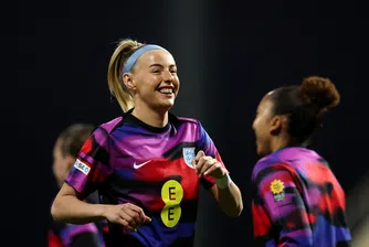 Тя е блондинка и бележи дузпи безгрешно: Как Клои Кели стана ролеви модел на Barbie