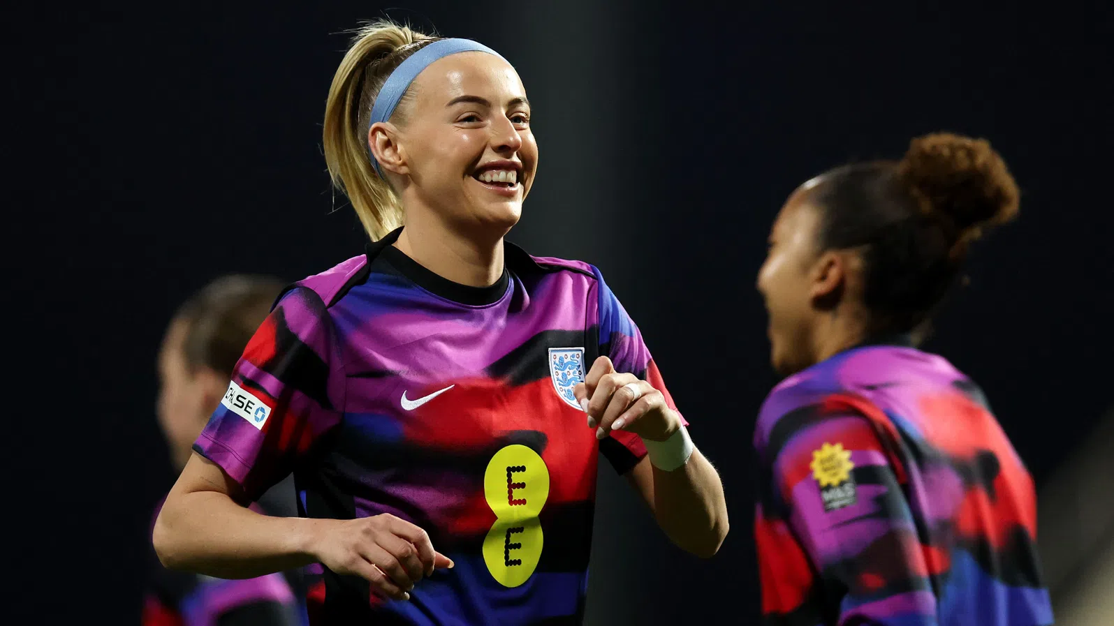 Тя е блондинка и бележи дузпи безгрешно: Как Клои Кели стана ролеви модел на Barbie