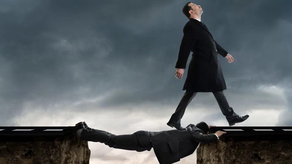 Пропастта между ръководството и служителите е по-голяма от всякога. Защо?