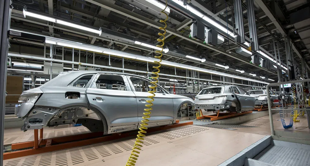 От скок на цените до съкращения: Как реагират автомобилните гиганти на тарифите на Тръмп