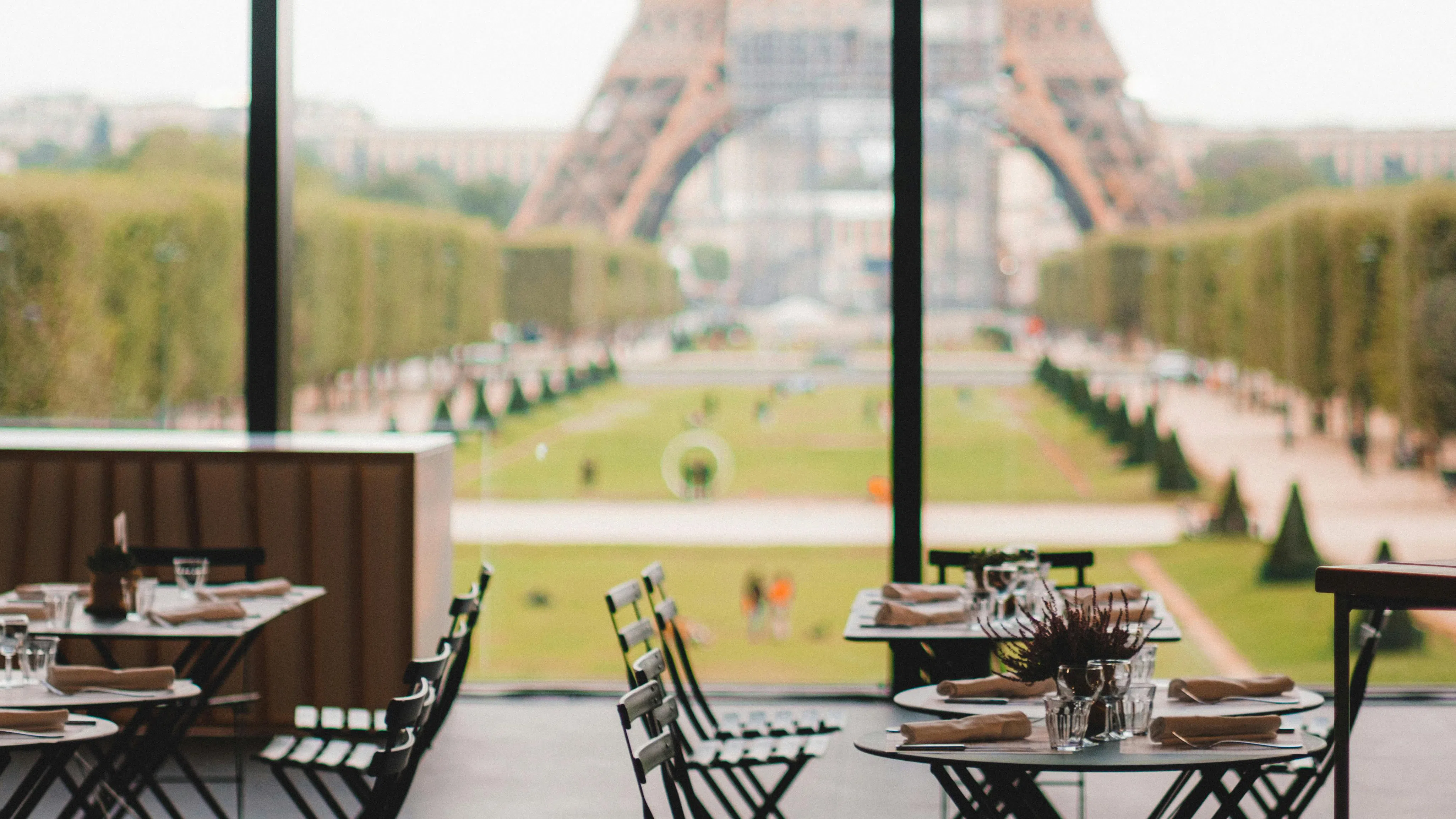 Да пиеш вино на тераса в Париж е ритуал. Но сега френските ресторанти са в беда