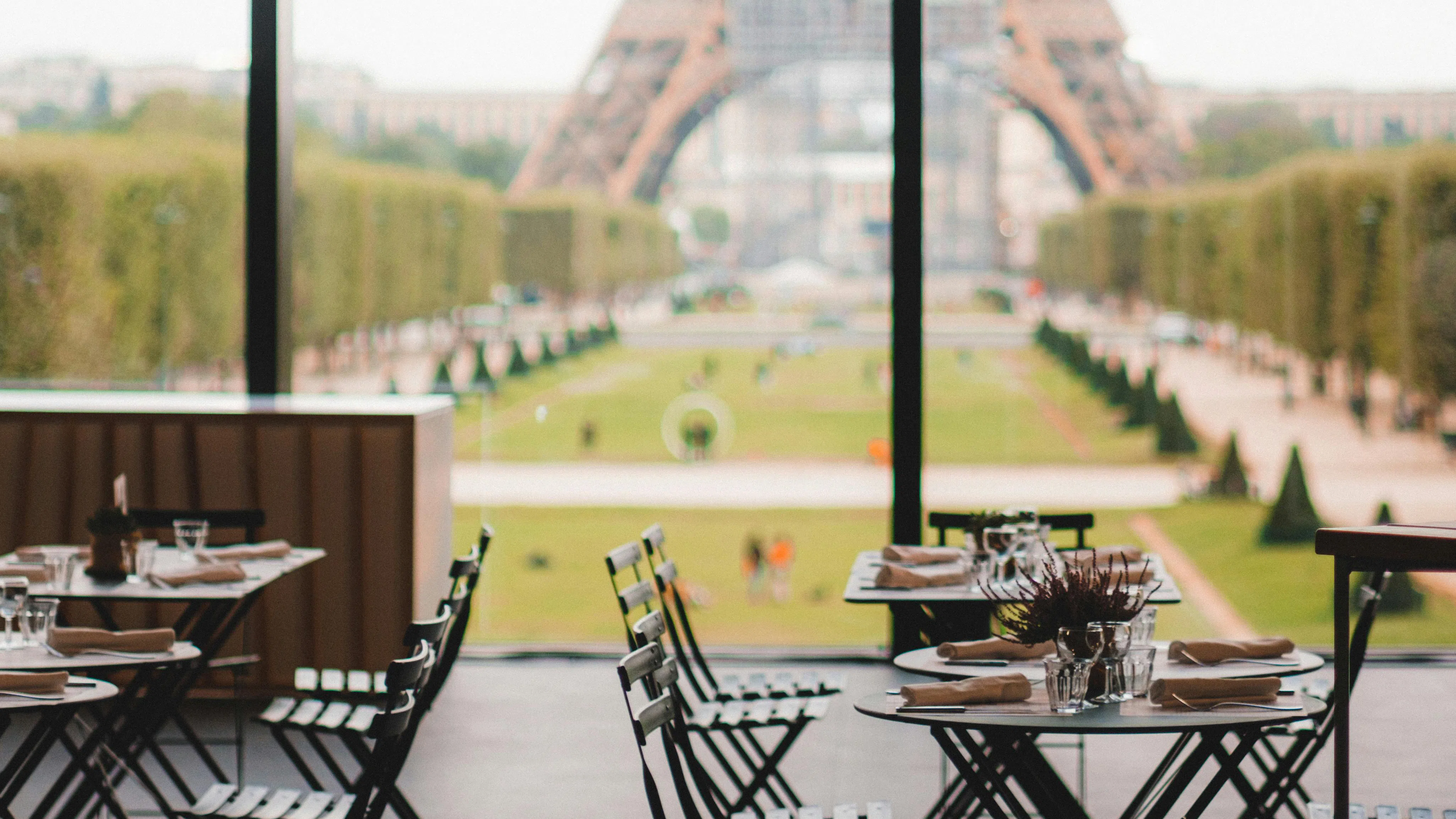 Да пиеш вино на тераса в Париж е ритуал. Но сега френските ресторанти са в беда