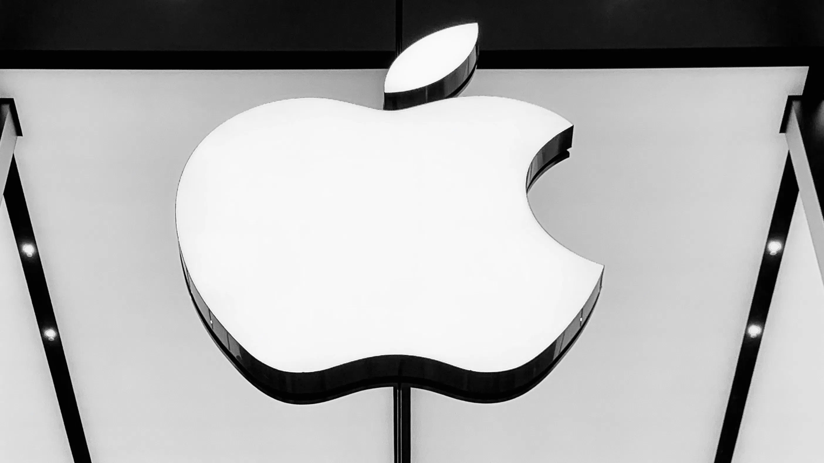 Срив в акциите на Apple след като Бъфет продаде почти половината от дела си