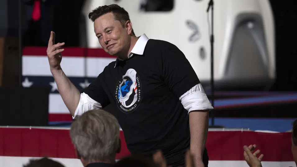 Tesla разработва подобрен модел за напълно автономно шофиране, заяви Мъск