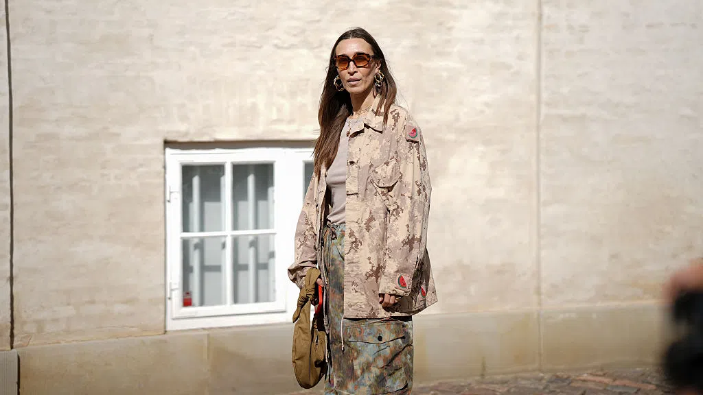 Камуфлажът отново завладява модата – и поставя трудни въпроси.