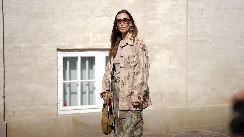 Камуфлажът отново завладява модата – и поставя трудни въпроси.