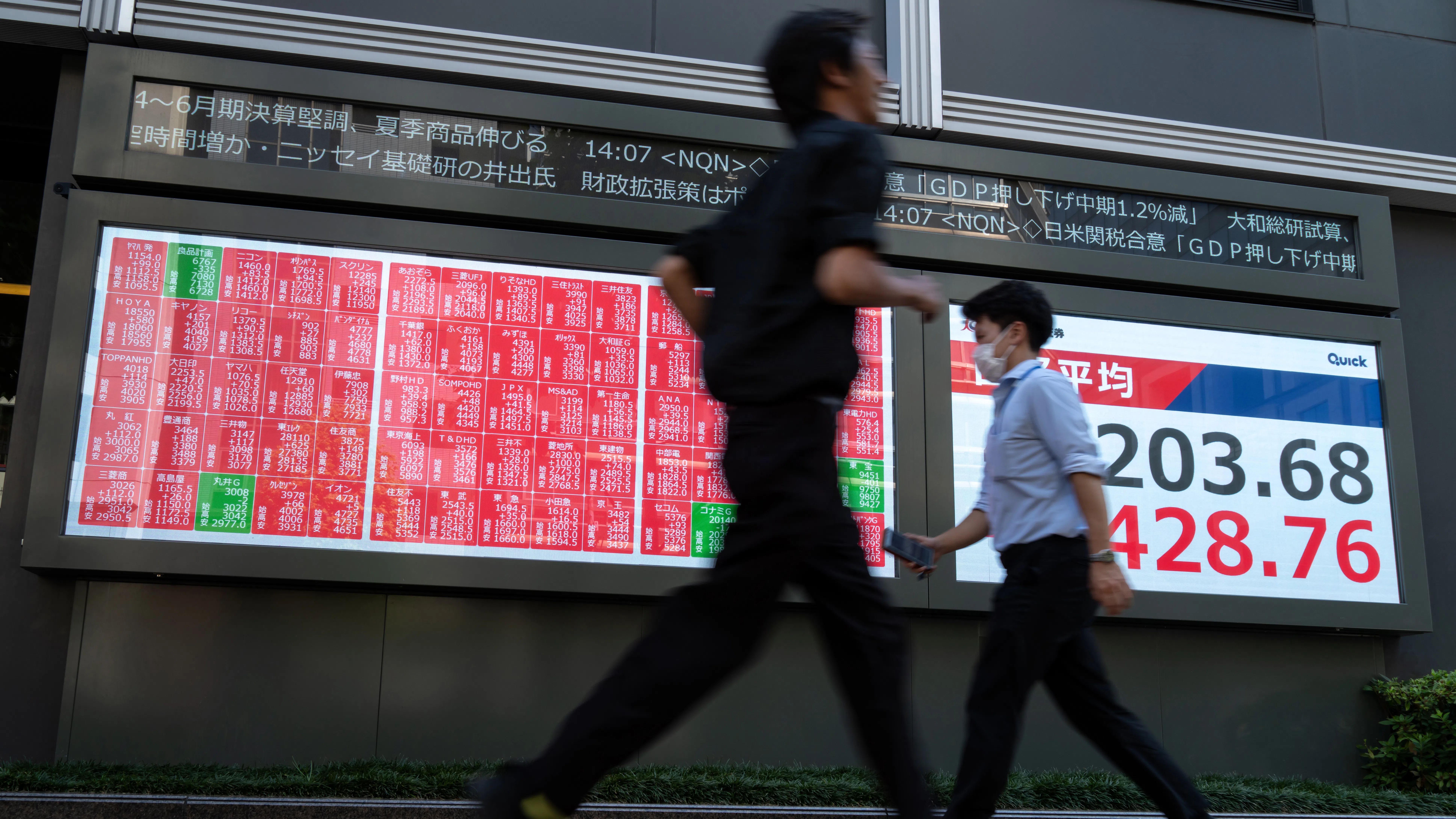 Азиатските борси паднаха след разпродажбата на технологични акции в САЩ заради страхове от AI балон