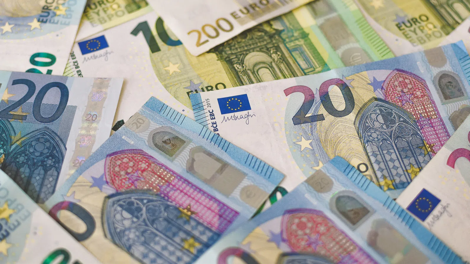 Обмяната в евро в банките се извършва без лимит, за суми над 30 000 лева се изисква предварителна заявка